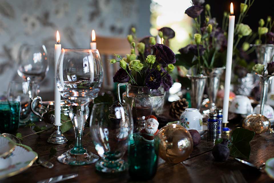 Bord pyntet med sølvpokaler og granatepler