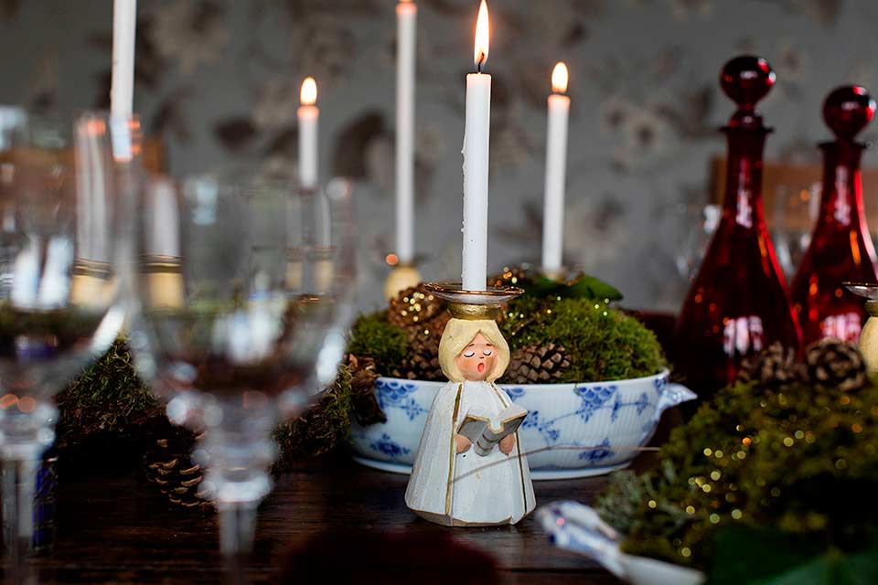 Til tredje bordsetning har Finn funnet frem juleengler i tre fra Mesterstuen på Toten.