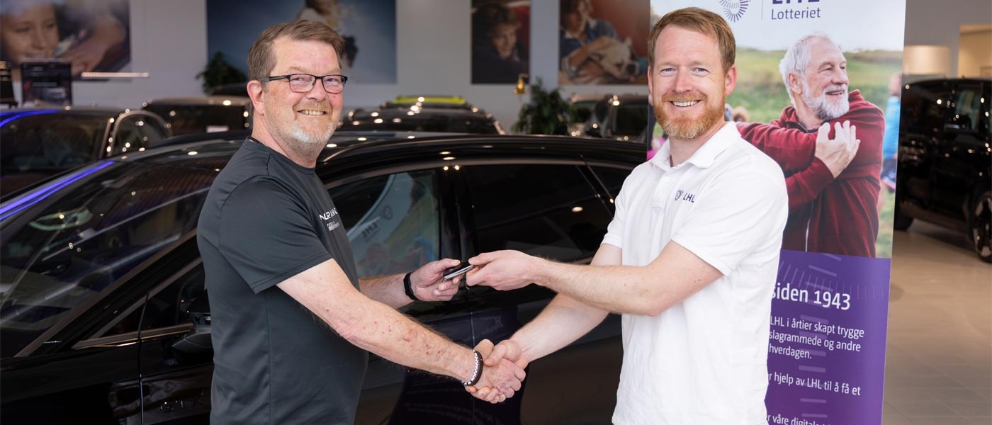 Hans Ove Steinsgard får overlevert nøklene til sin nye Volkswagen ID.7 av LHLs inntekts- og markedssjef Even Gulbrandsen.