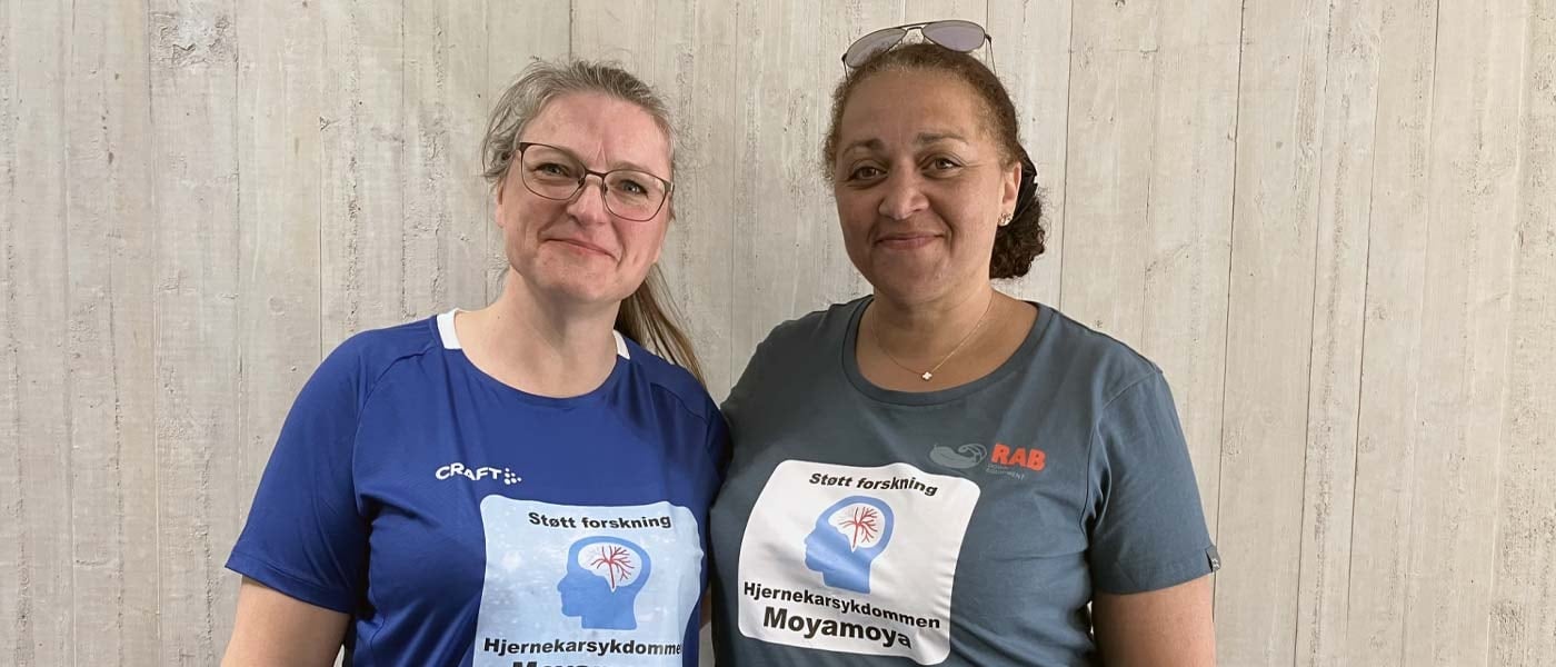 Kristin Bjørkedal og Adelaide Santos Junior med t-skjorter for innsamlingsaksjon til støtte til forskning på moyamoya.