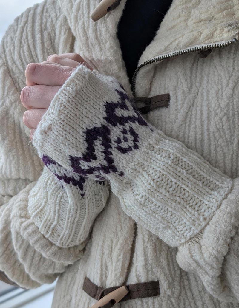 Pulsvanter, person som holder hendene sammen inntil kroppen