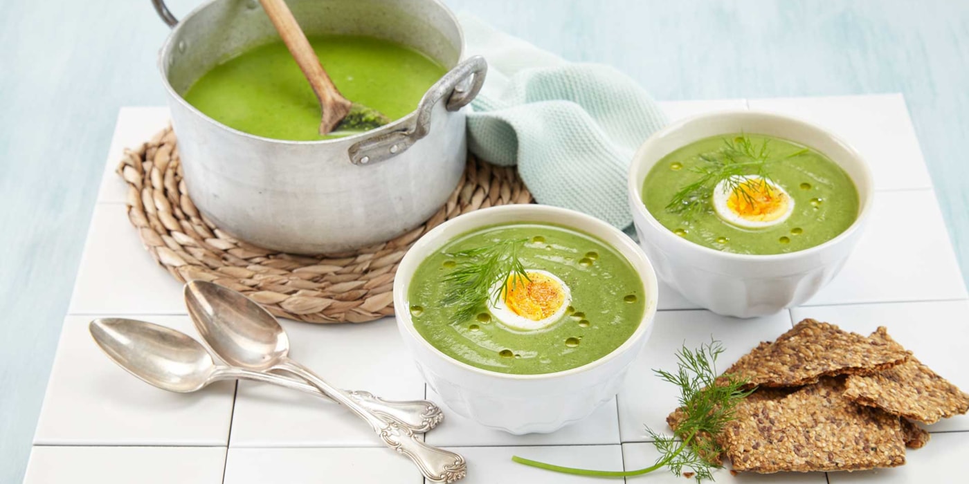 Brokkoli- og brenneslesuppe med egg