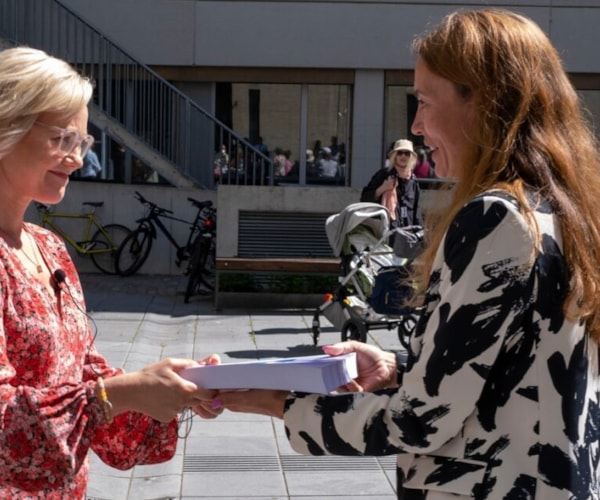 Foto: Ingrid Stenstadvold Ross (Kreftforeningen) overrekker 102 000 underskrifter fra Pasientoppropet til daværende helseminister Ingvill Kjerkol. Foto: Arne Thoresen.