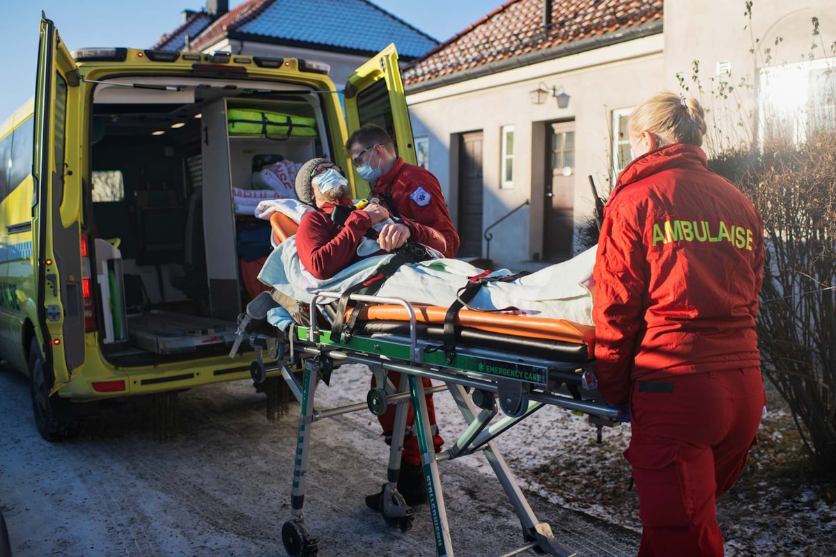 Når ambulansen kommer, blir du tatt hånd om av ambulansepersonell som transporterer deg til nærmeste sykehus