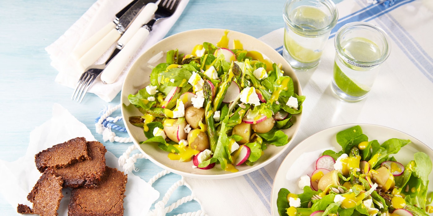 Vårsalat med hjertesalat, asparges, nypoteter og sennepsdressing