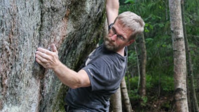 Thoralf Bergersen, som selv har hatt hjerneslag, er en ivrig klatrer og en primus motor for klatring og andre fysiske aktiviteter i LHL-regi. Her fra en økt i Østmarka.