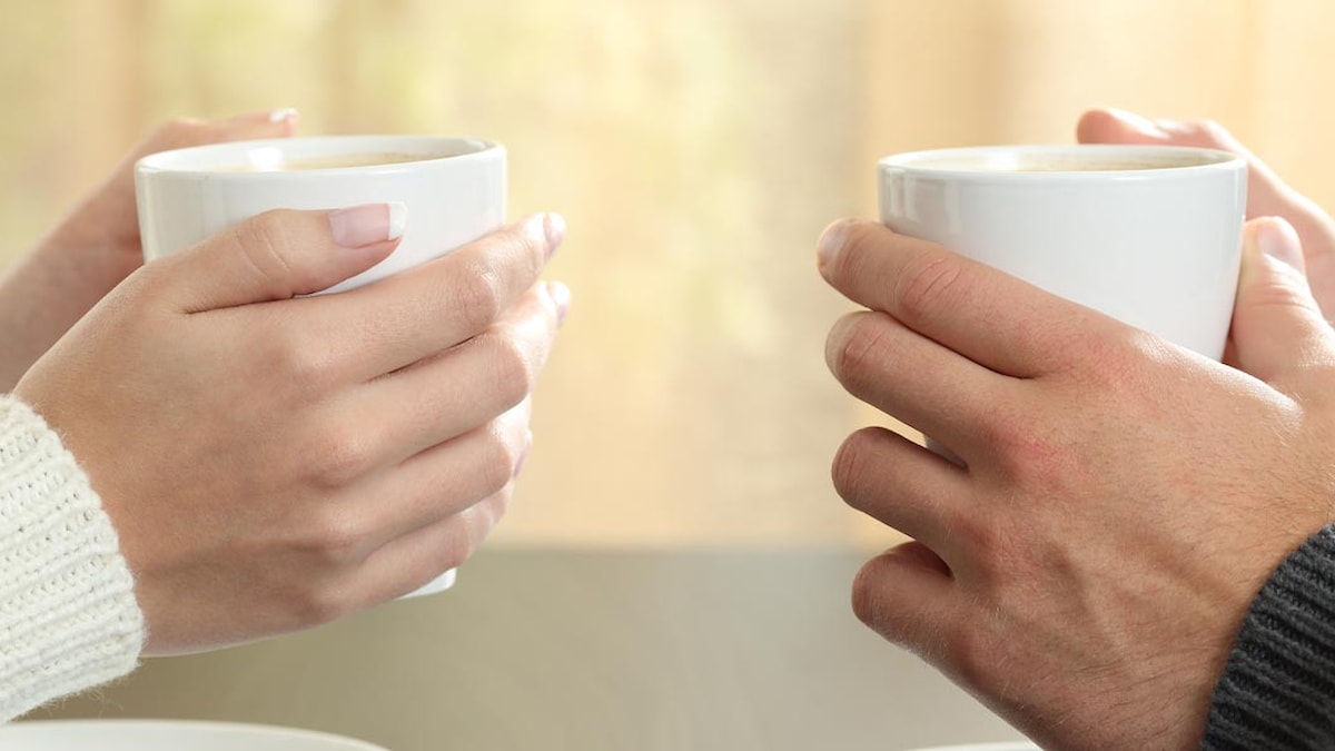 To par hender holder hver sin kopp