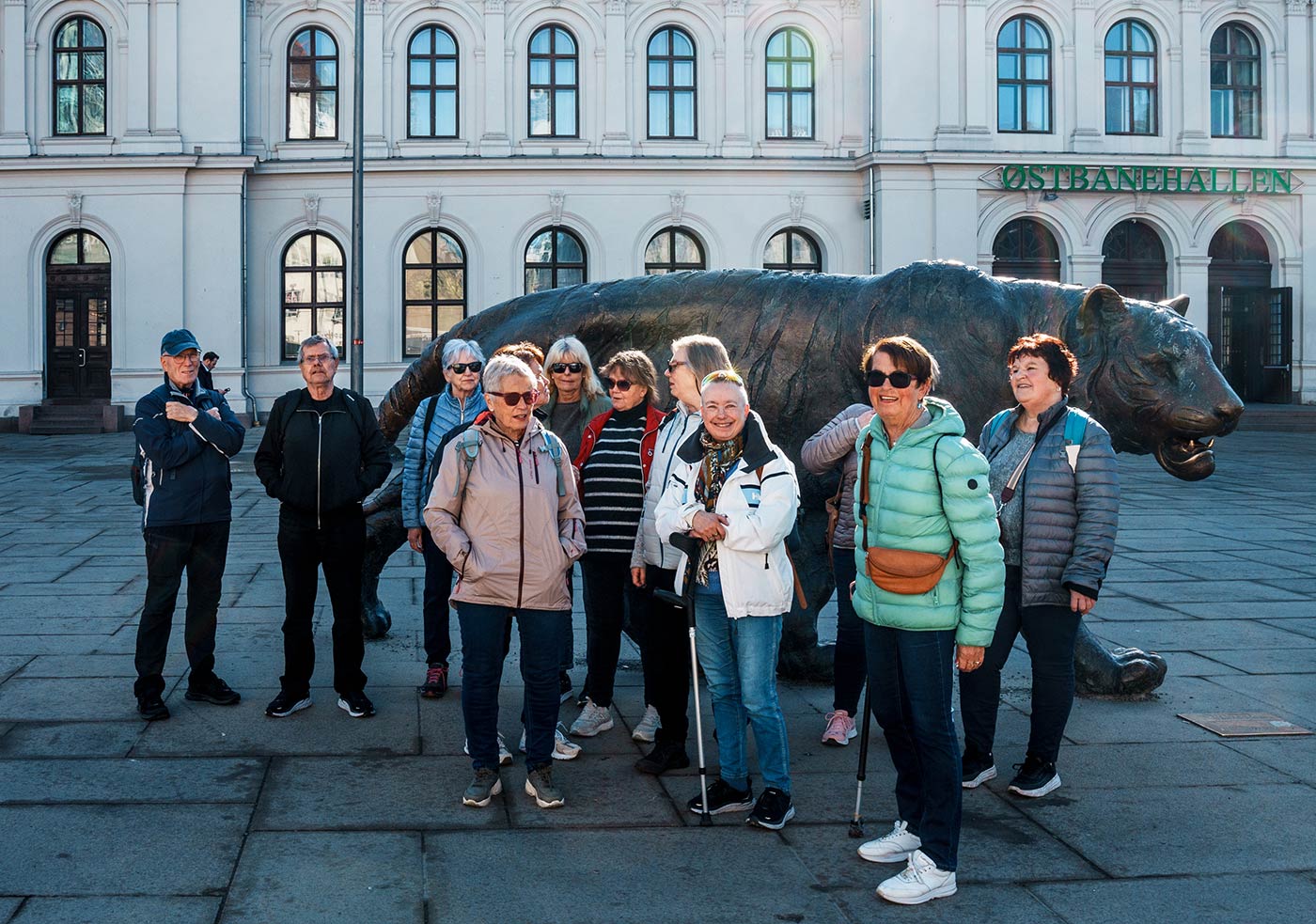 Tigergruppa i LHL Oslo, ved tigeren utenfor Østebanehallen / Oslo S