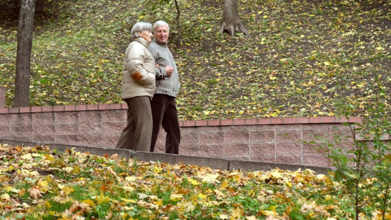 Voksent par på tur i parken