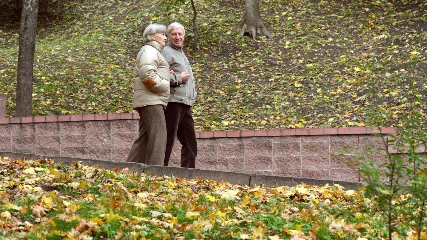 Voksent par på tur i parken