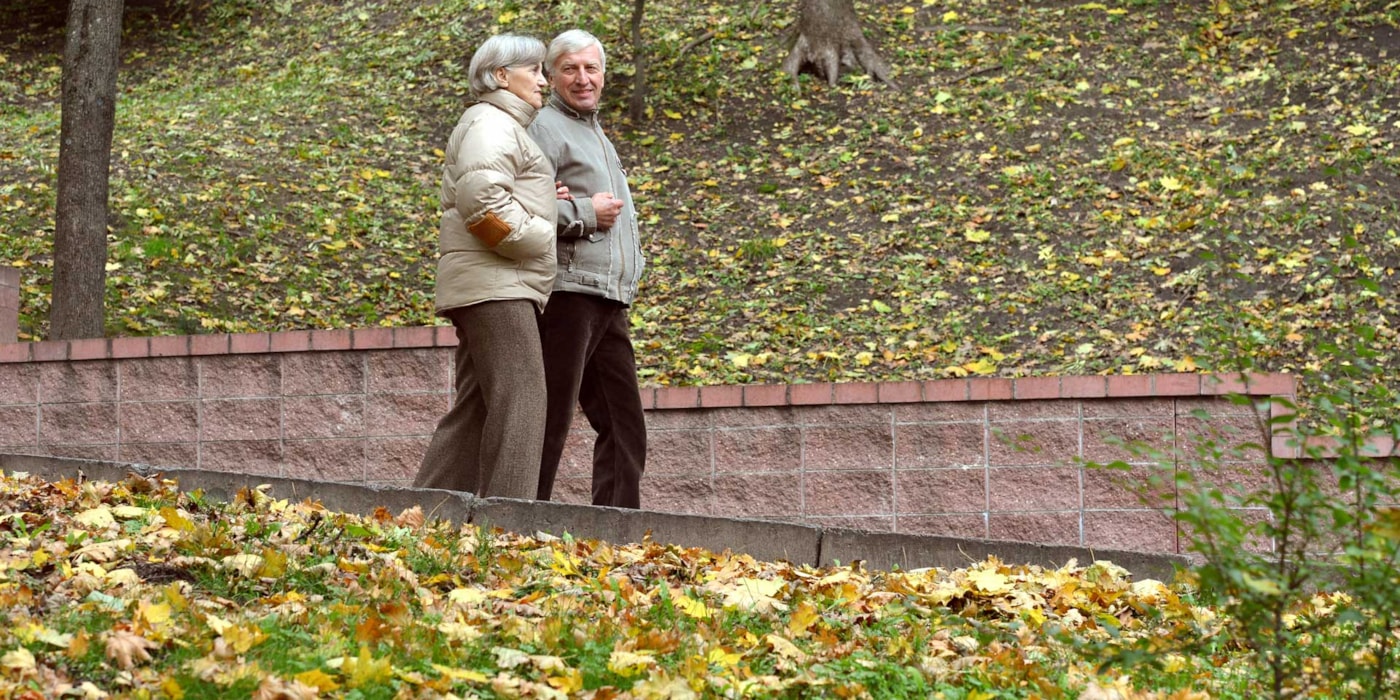 Voksent par på tur i parken