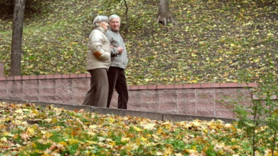 Voksent par på tur i parken