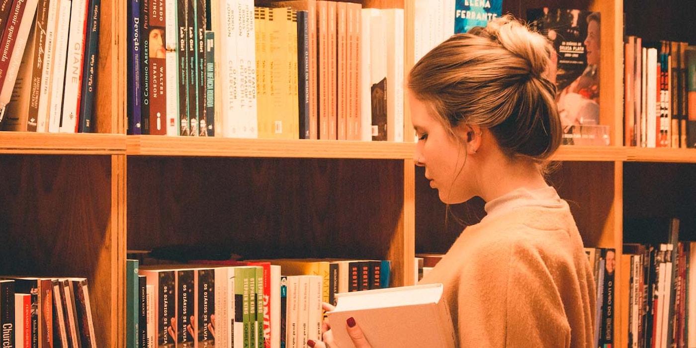 Jente på biblioteket