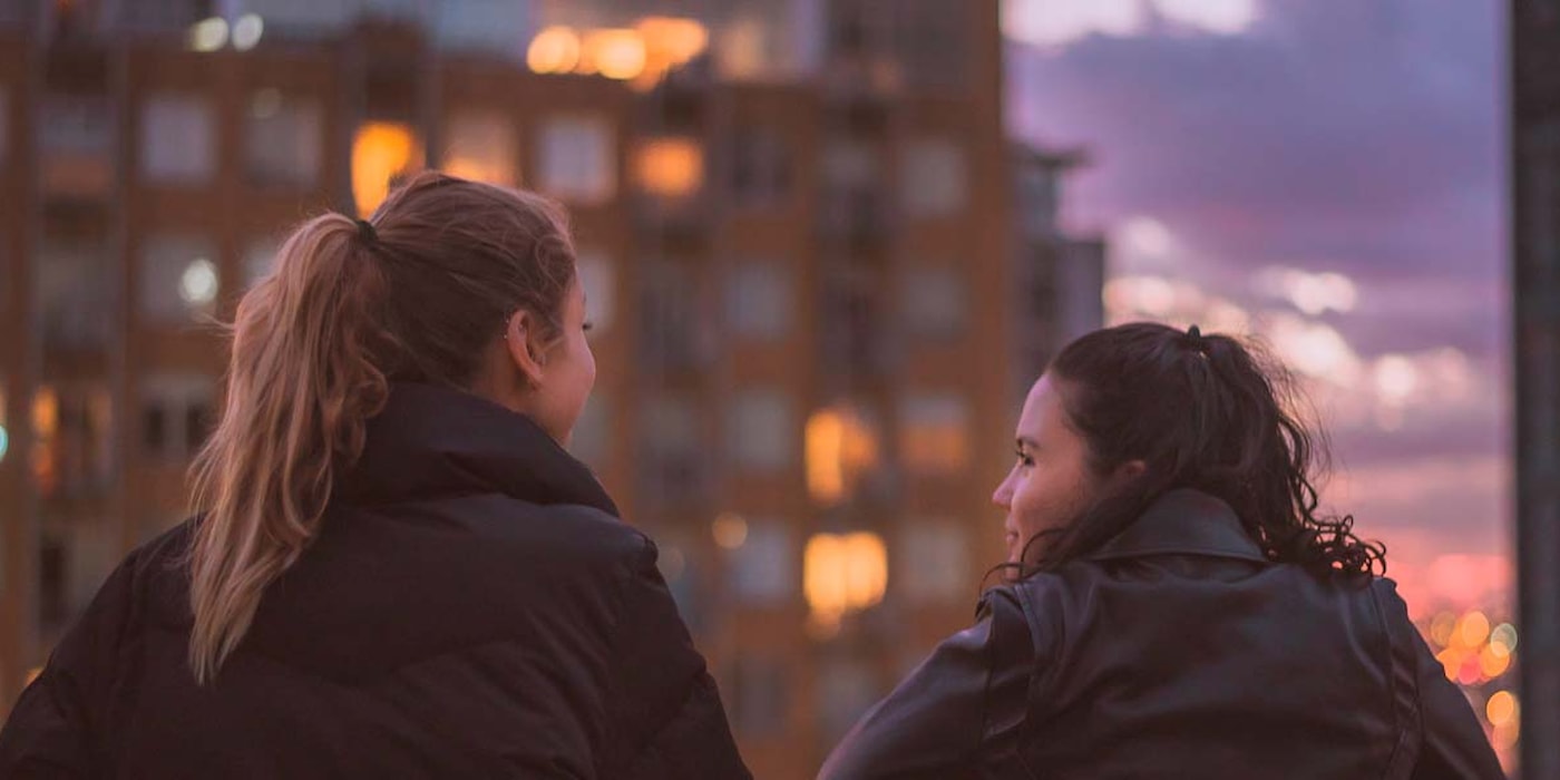 To jenter i byen, på kvelden