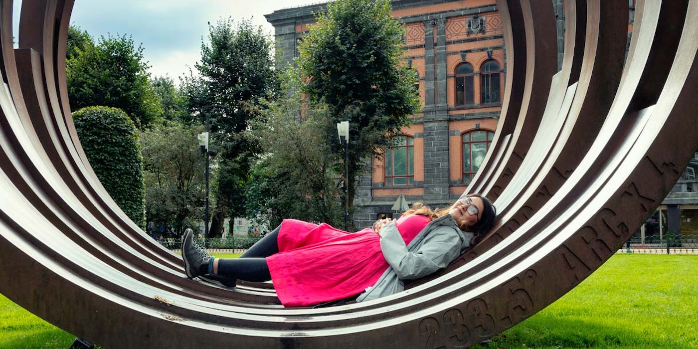 Jente ved KODE 1, tidligere Vestlandske kunstindustrimuseum, Bergen