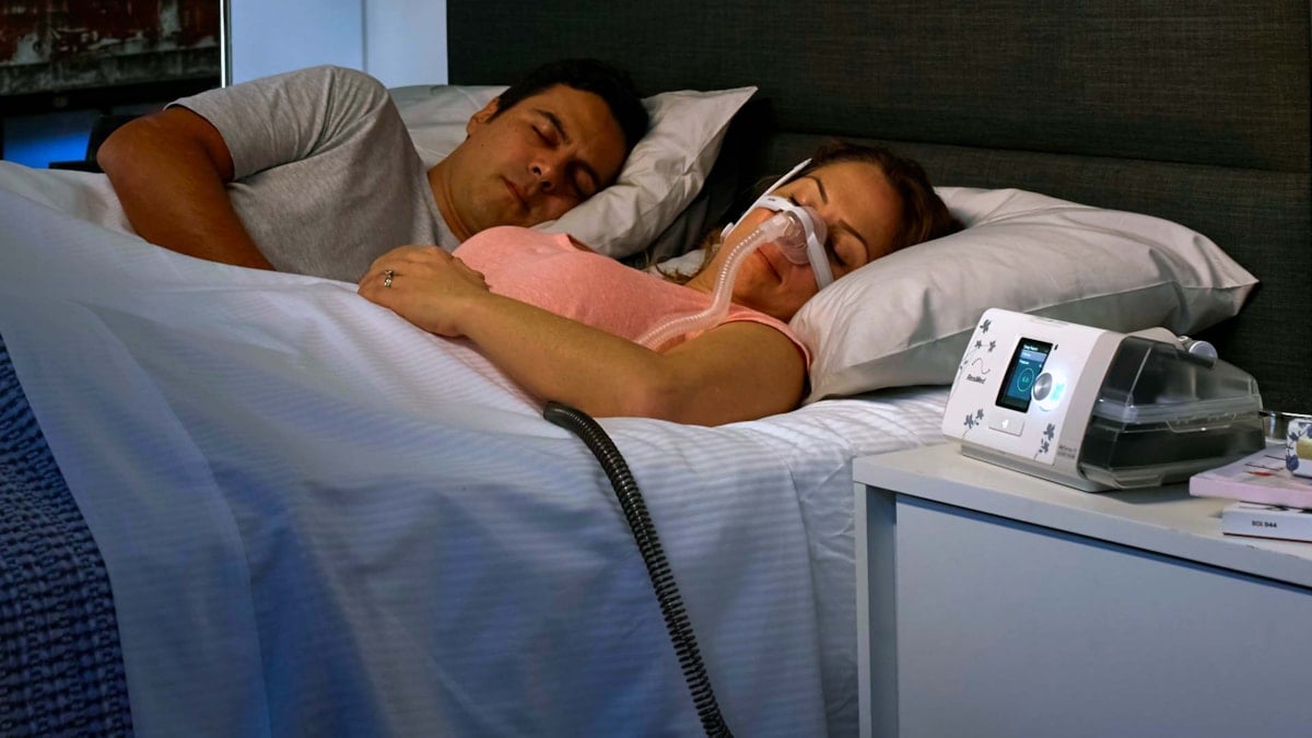 Sover med CPAP-maskin