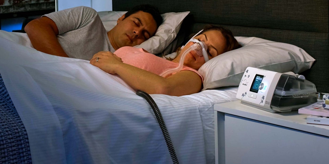 Sover med CPAP-maskin