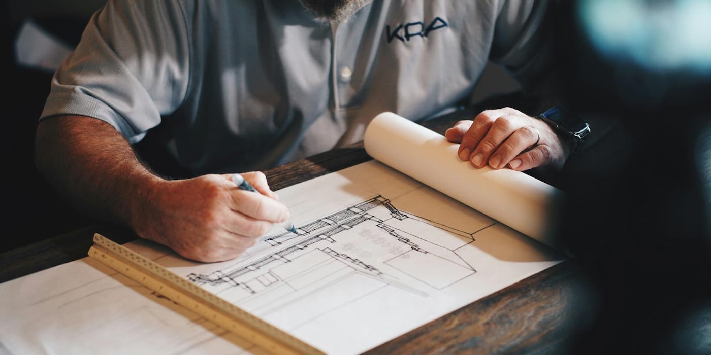 Arkitekt som skisser på ark