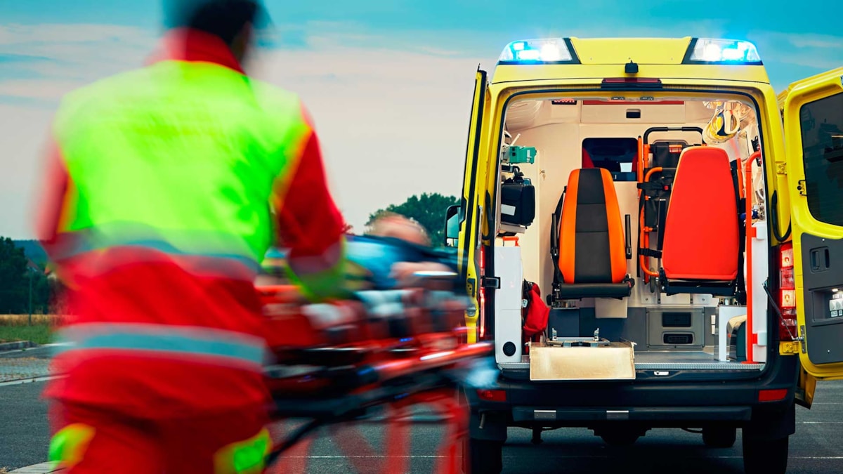 Ambulansearbeider med pasient på båre 