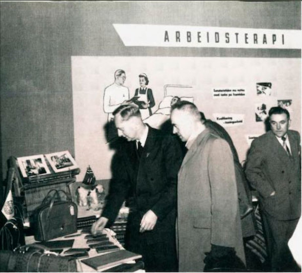 Fra en av LHLs utstillinger i 1950-årene. LHLs Knut Willoch og helsedirektør Karl Evang