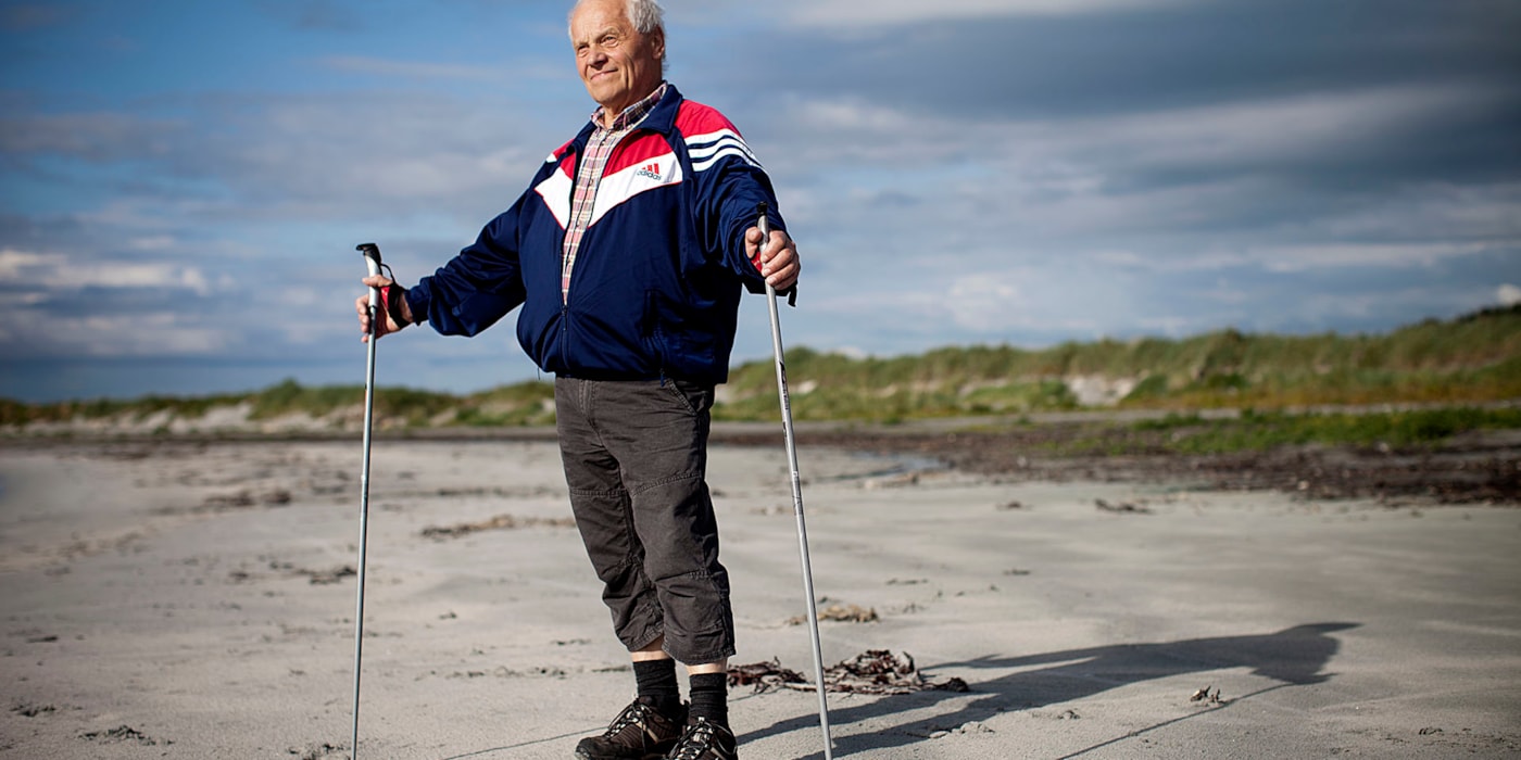 Mann på tur på strand