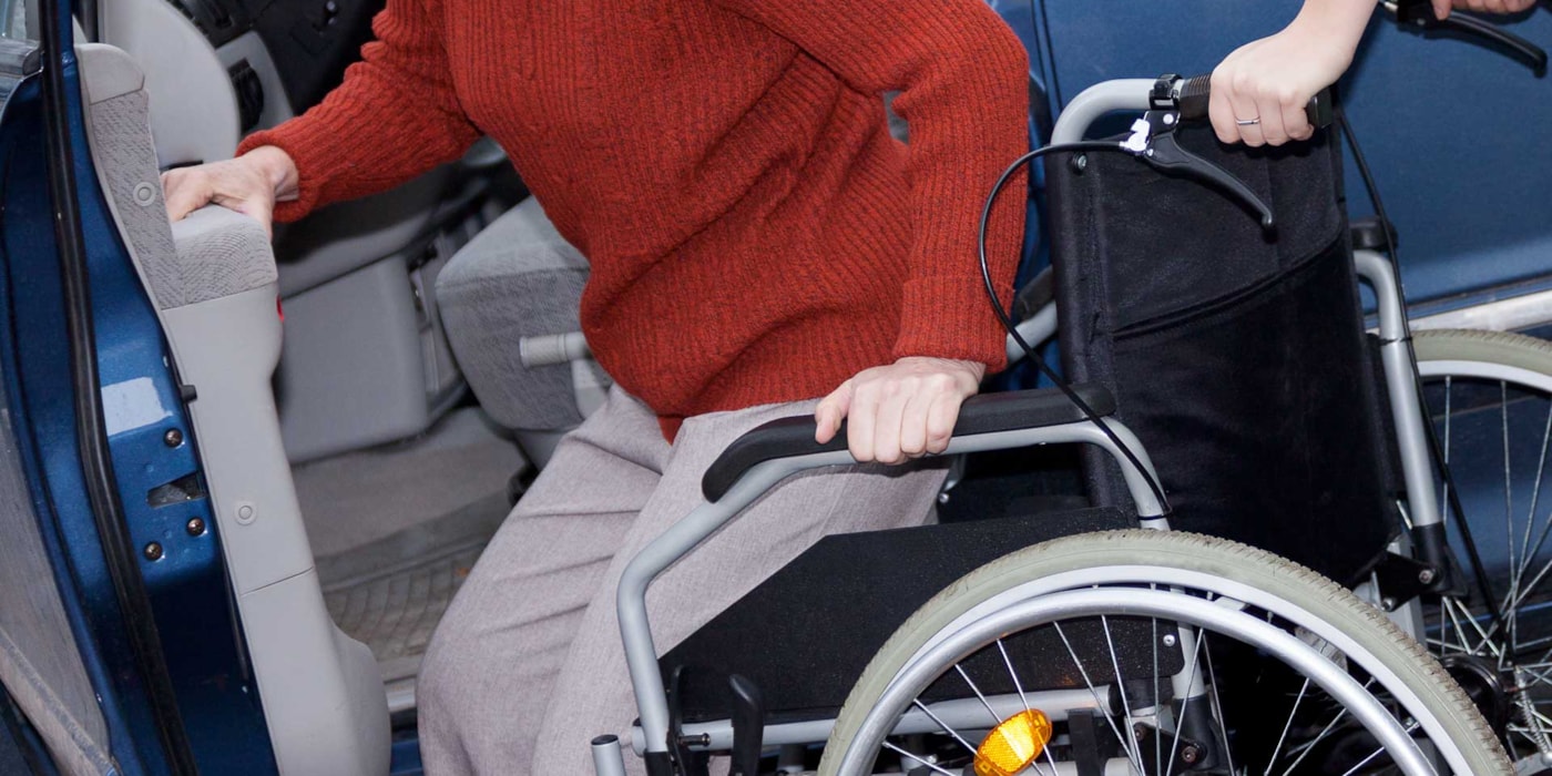 Person i rullestol med personlig assistent