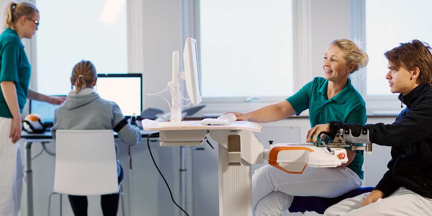 På robotlaben ved teknologisk intervensjonssenter på Sunnaas sykehus tester pasienter spill.