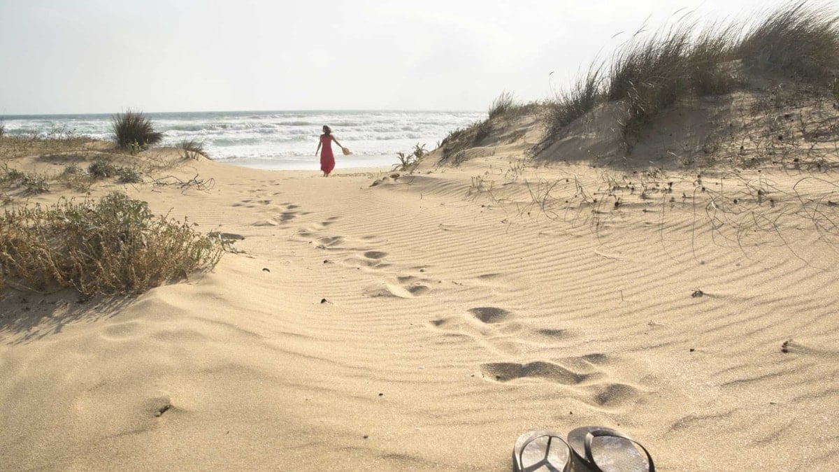 Dame på strand