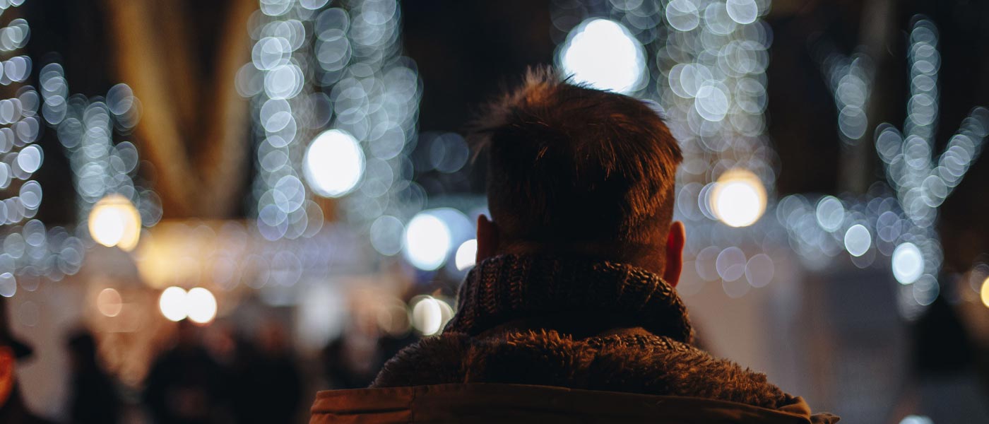 Mann i julegate med masse lys