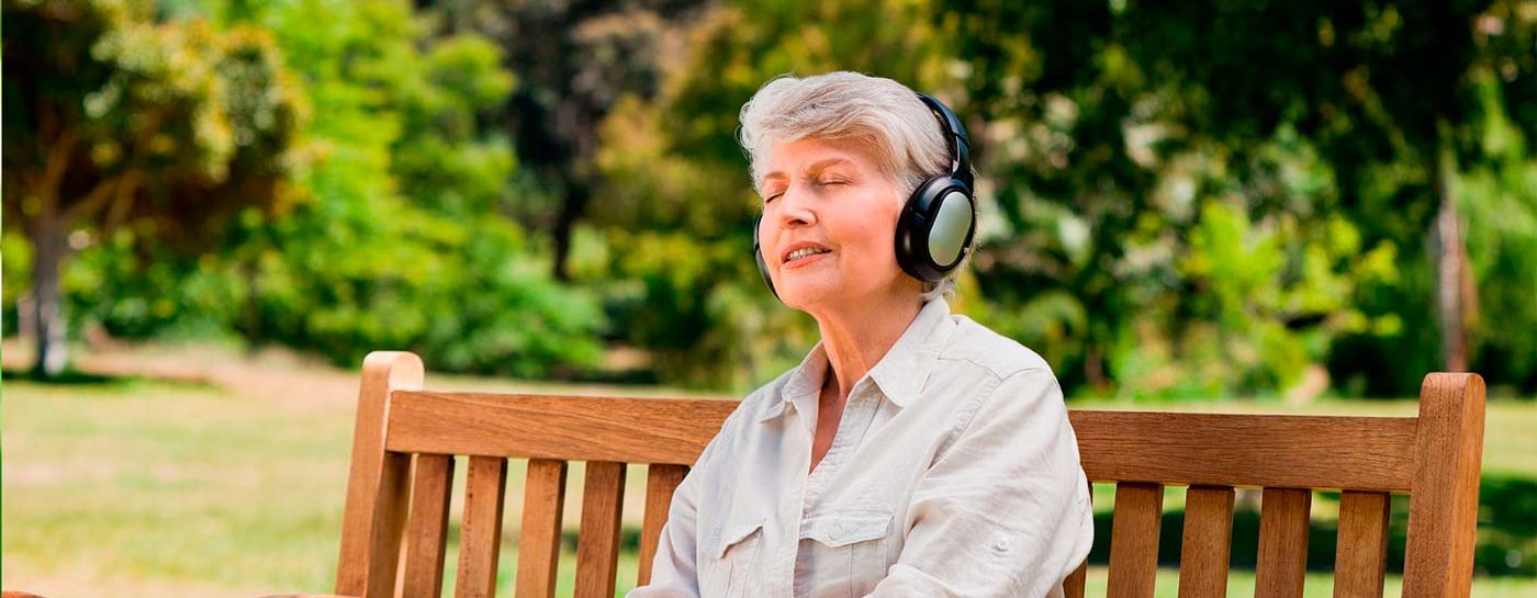 Kvinne hører på musikk
