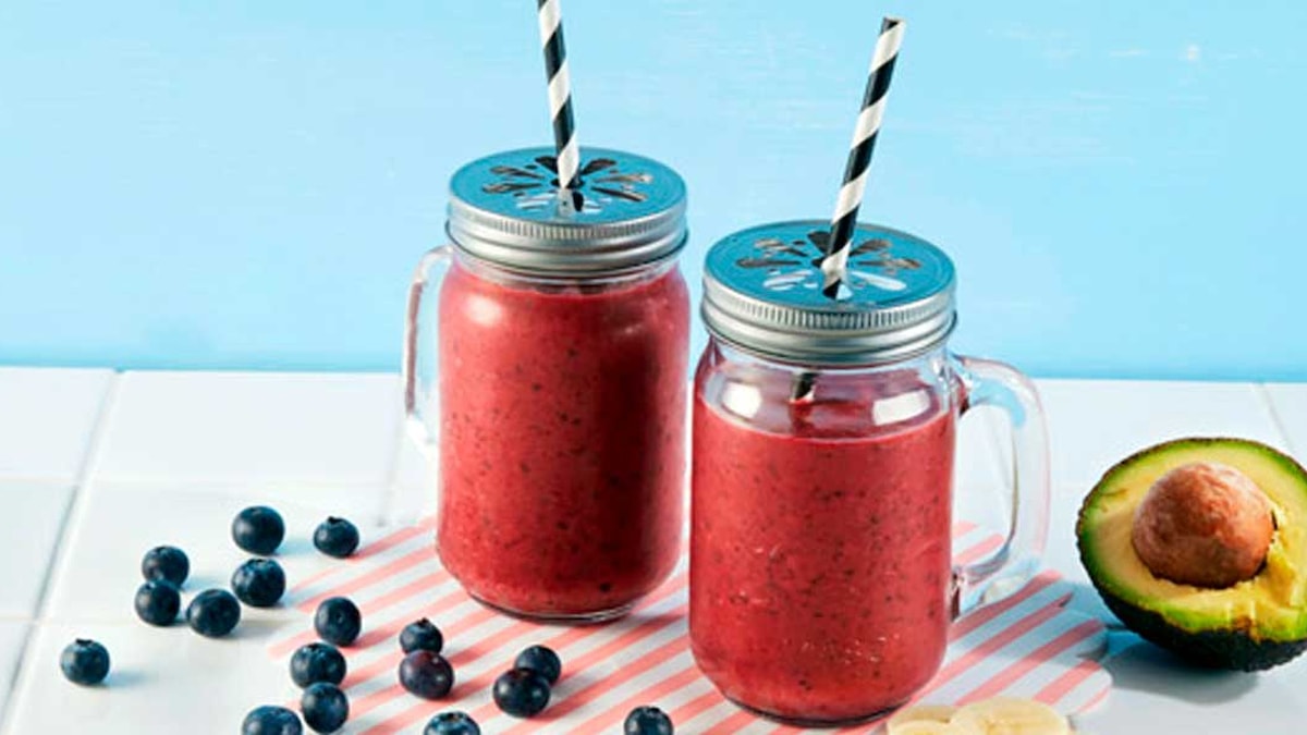 Smoothie med skogsbær og avocado