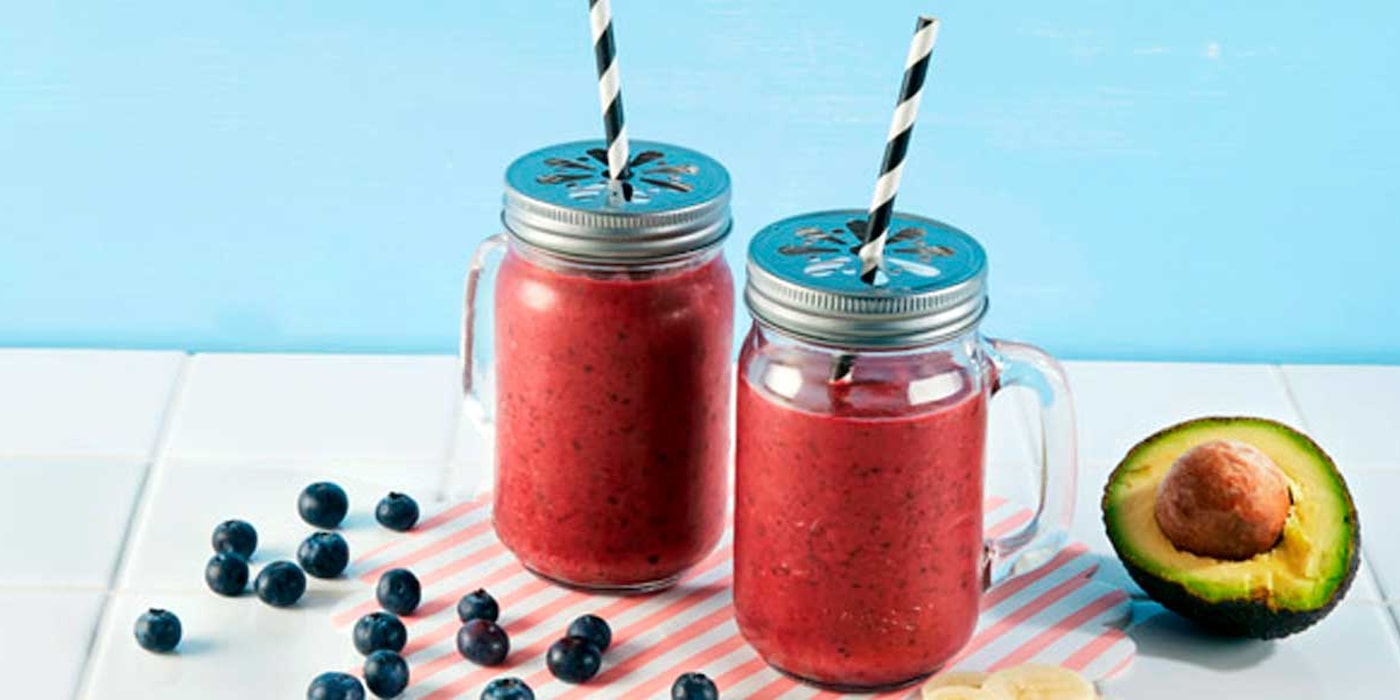 Smoothie med skogsbær og avocado