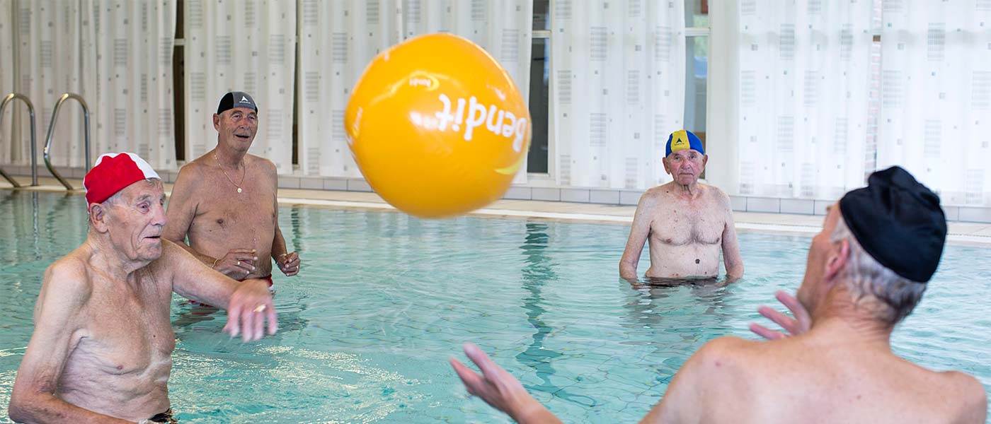Hjerneslag rehabilitering i basseng med ball