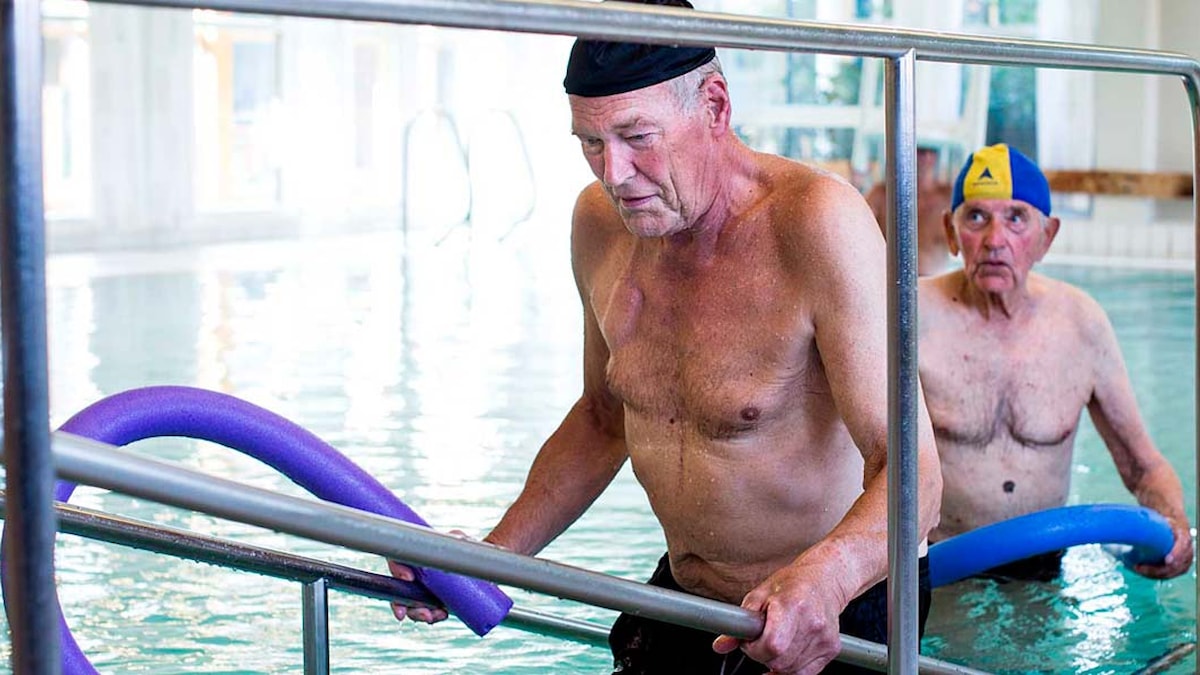 Balansetrening med ball, i basseng, Bjorbekk