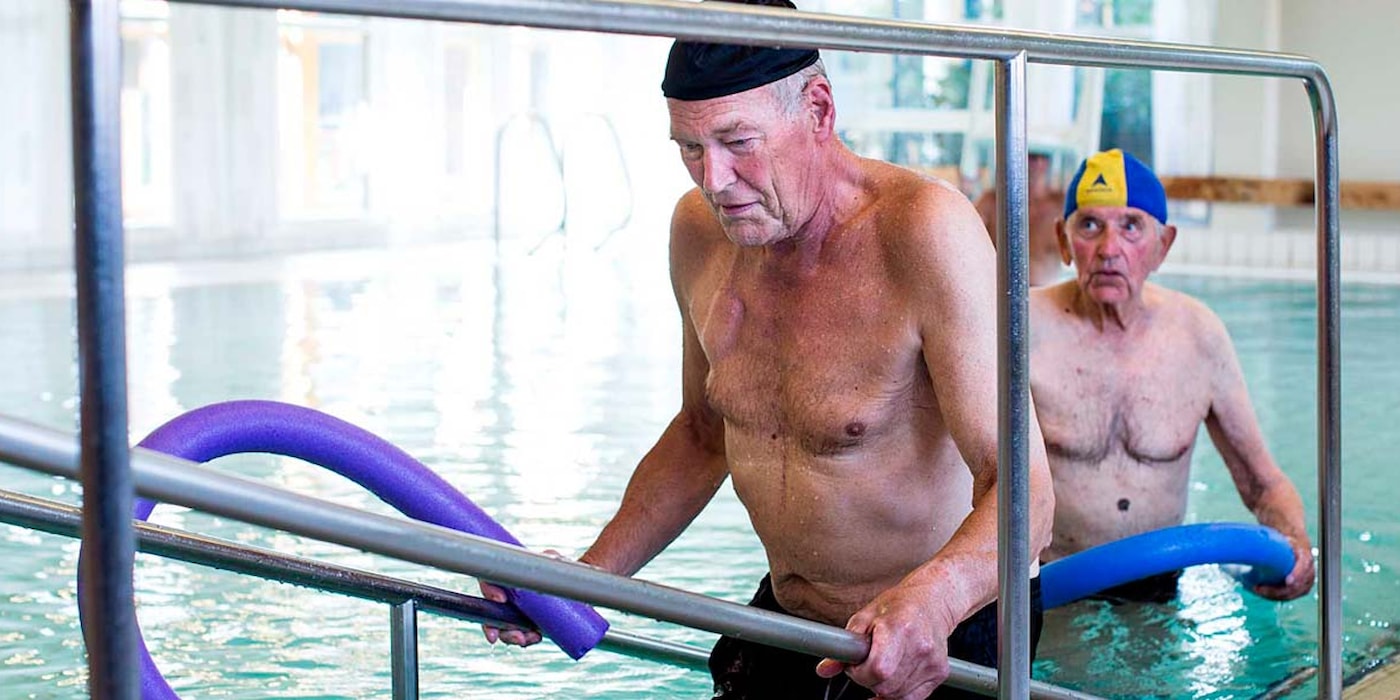 Balansetrening med ball, i basseng, Bjorbekk