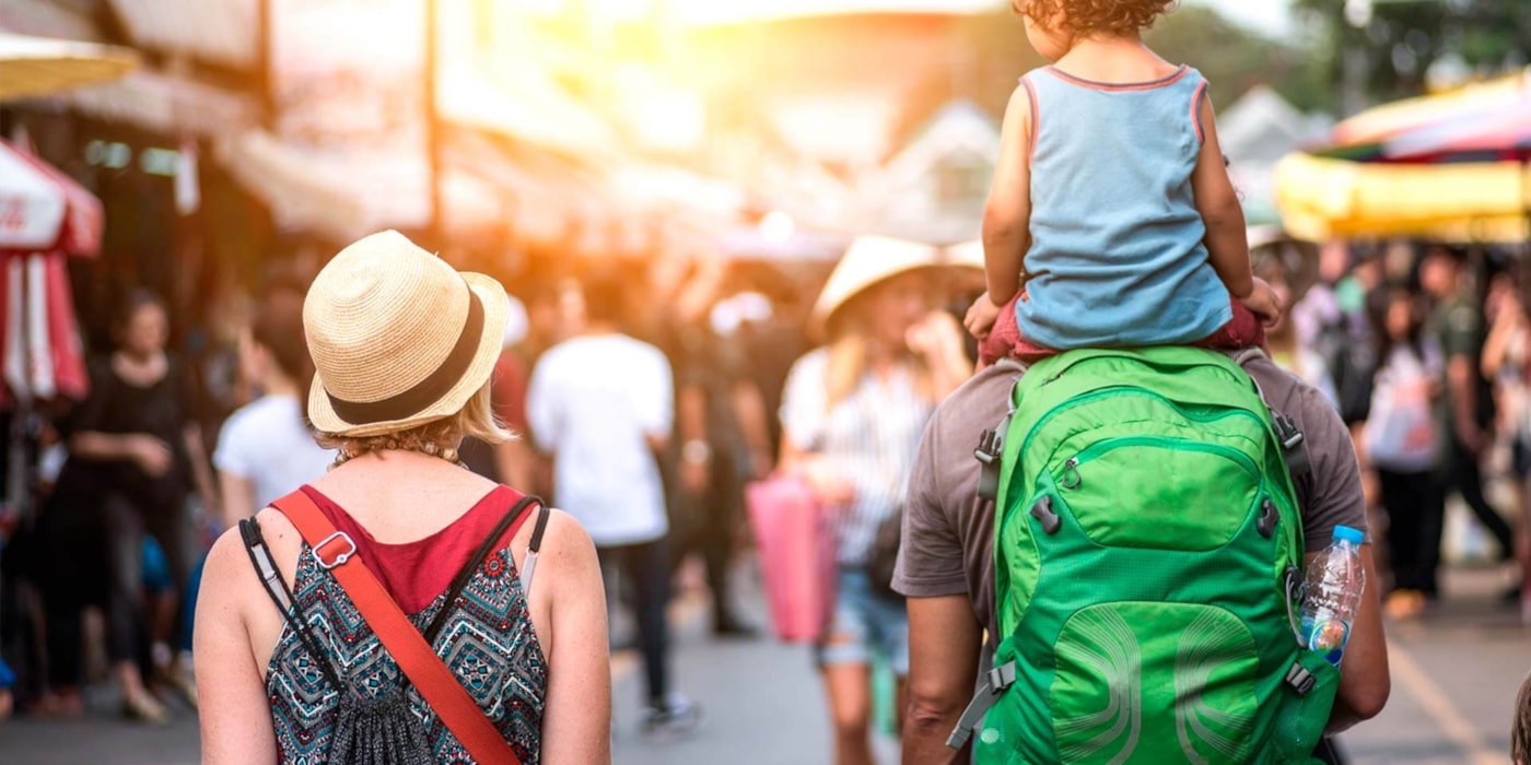 Par med barn på ferie