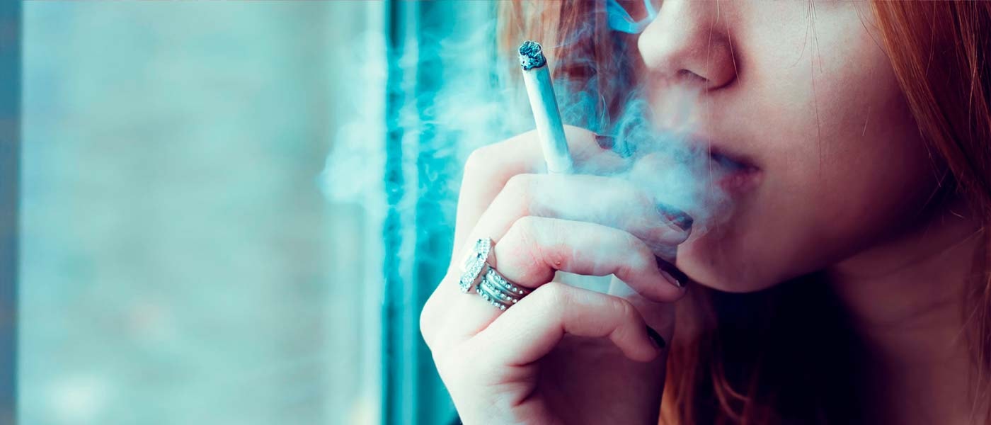 Ung kvinne røyker