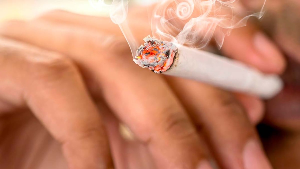 Mann røyker en sigarett