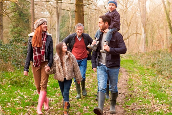 Familie på tur i skogen
