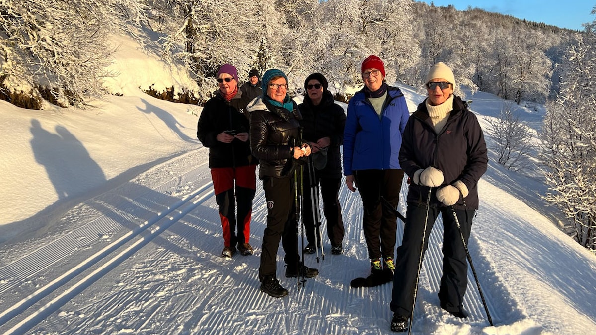 Gruppe fra LHL Hadsel på tur utendørs i vinterskogen