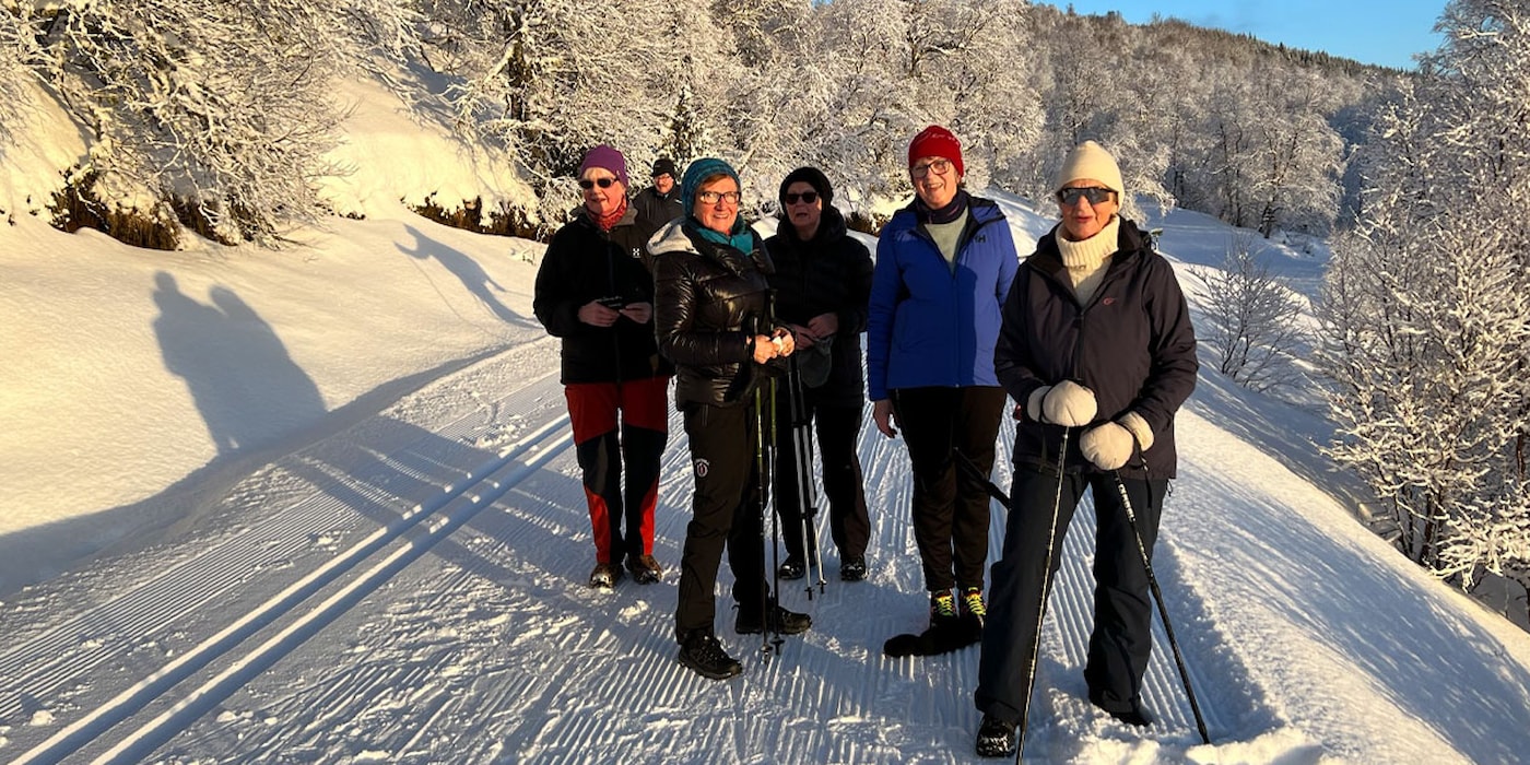 Gruppe fra LHL Hadsel på tur utendørs i vinterskogen