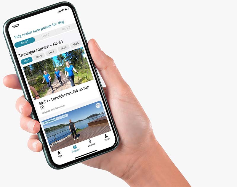 Hånd holder telefon med Hjertekampen-app