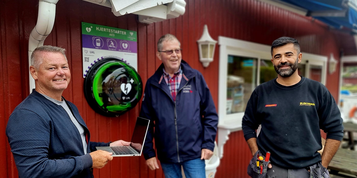 Bilde av montering av hjertestarter: Morten Bakkerud, Håkon Stubberud og Naser Mostafaei