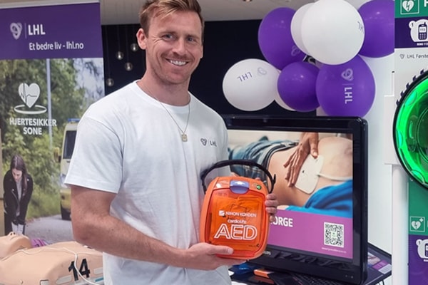 Carl Erik Torp på stand på LHLs landsmøte, med Hjertesikker Sone