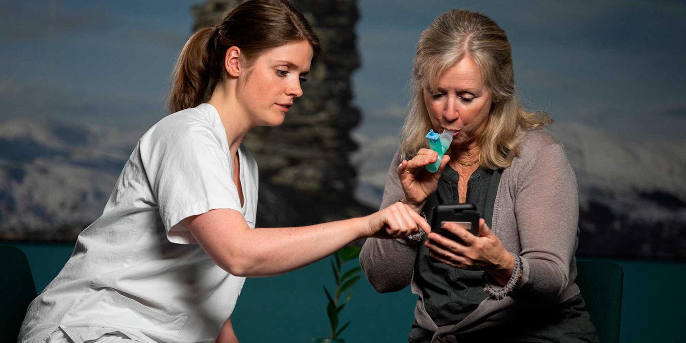 Behandler og pasient tester Pust deg bedre-appen