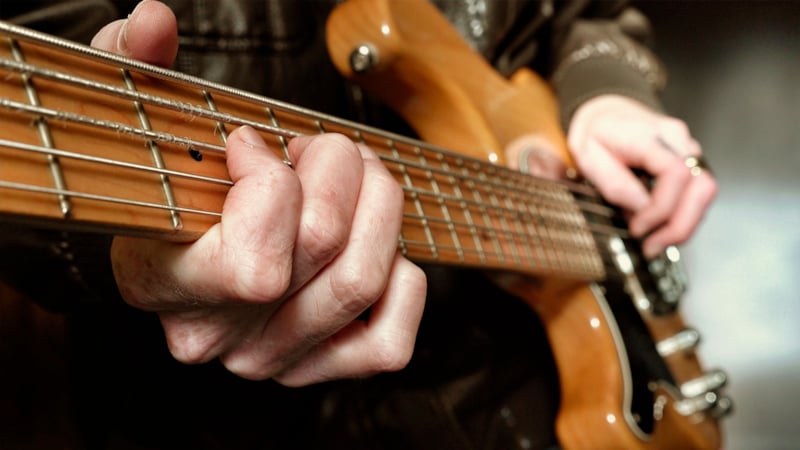 Lær et instrument! Studier viser at musikkterapi virker positivt etter et hjerneslag, og har effekt både på språkfunksjon og også på kognitive utfordringer. Nærbilde av person som spiller gitar.