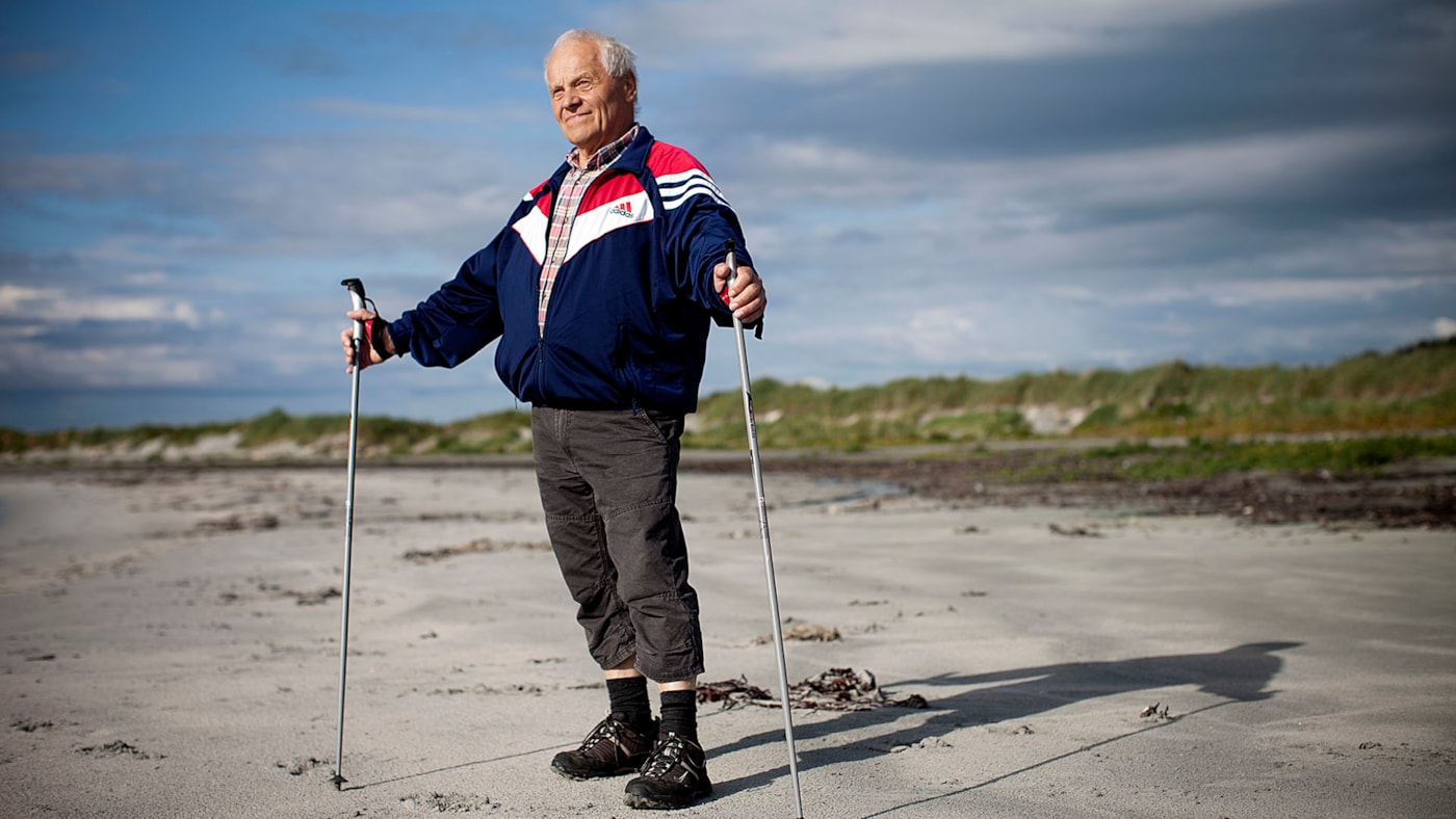 Mann på tur på strand