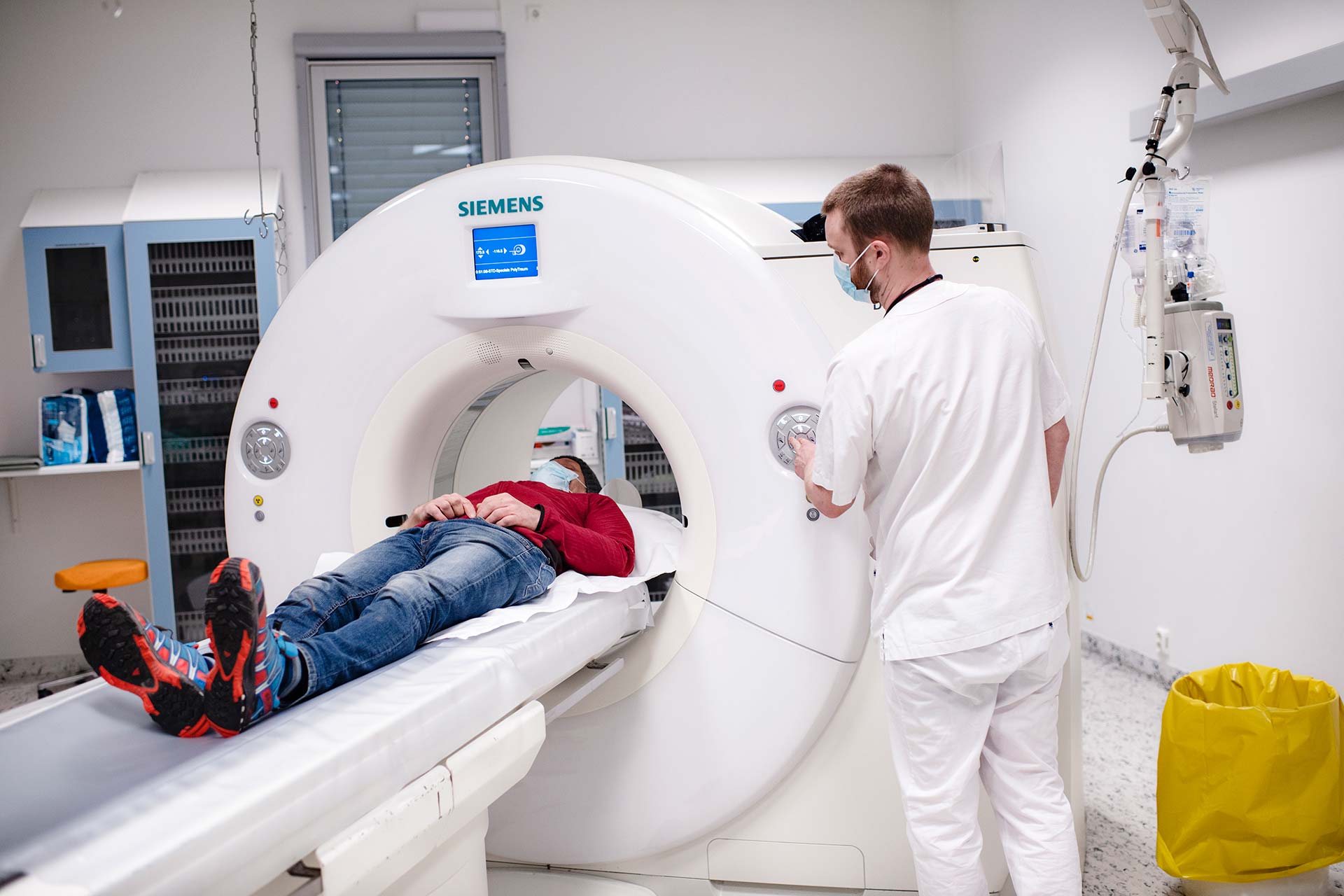 Pasienter med symptomer på akutt hjerneslag undersøkes med CT (computertomografi)