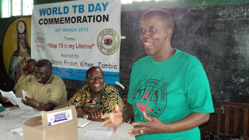 Bilde av en dame som snakker på verdens tuberkulosedag i et fengels.