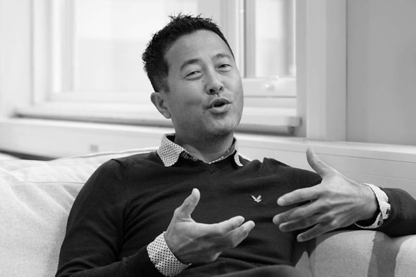 Magne Wang Fredriksen i engasjert samtale sittende i en sofa